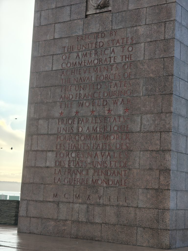 ERECTED BY THE UNITED STATES OF AMERICA TO COMMEMORATE THE ACHIEVEMENTS OF THE NAVAL FORCES OF THE UNITED STATES AND FRANCE DURING THE WORLD WAR - ÉRIGÉ PAR LES ÉTATS-UNIS D'AMÉRIQUE POUR COMMÉMORER LES HAUTS FAITS DES FORCES NAVALES DES ÉTATS-UNIS ET DE LA FRANCE PENDANT LA GUERRE MONDIALE - MCMXVIII