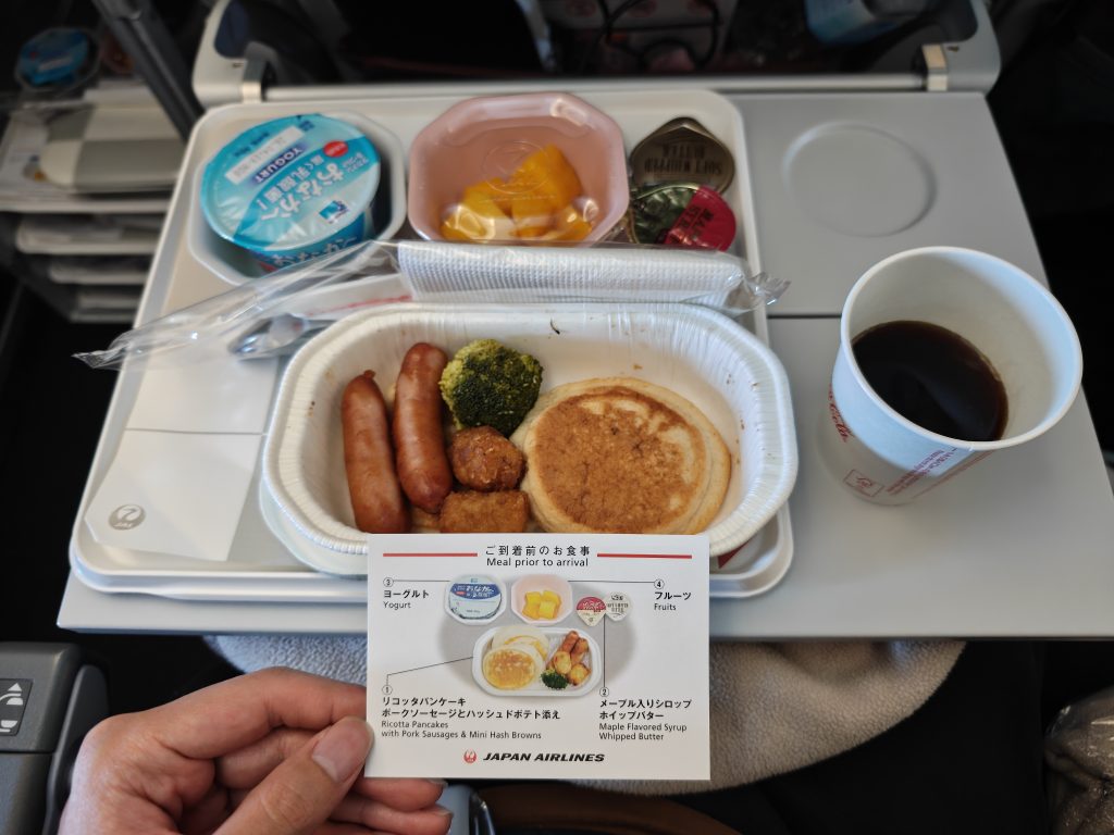 Meal prior to arrival.

Yogurt. Fruits. Ricotta Pancakes with Pork Sausages & Mini Hash Browns. Maple Flavored Syrup. Whipped Butter.

+ des morceaux de mangue.